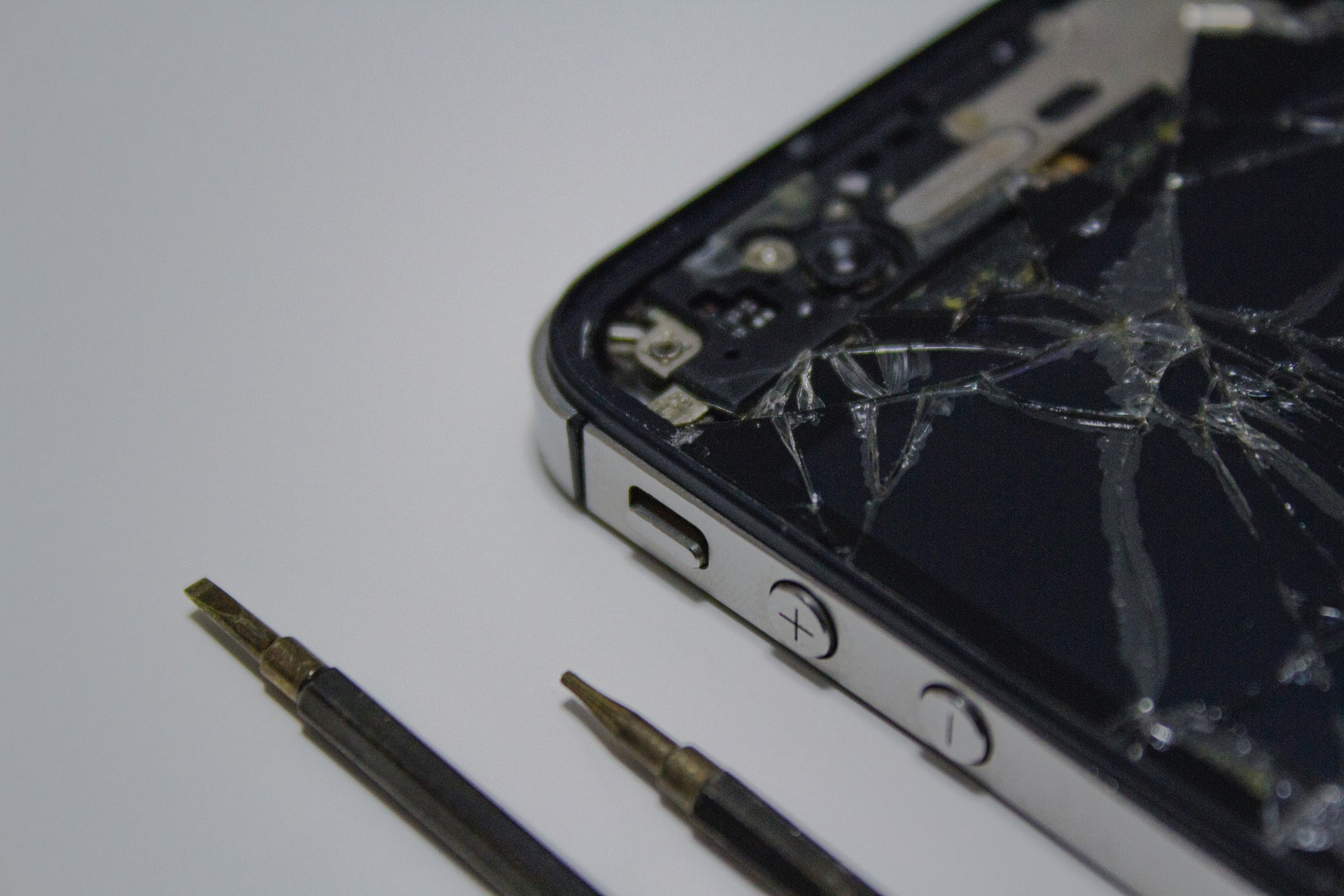 how to repair a cracked phone screen